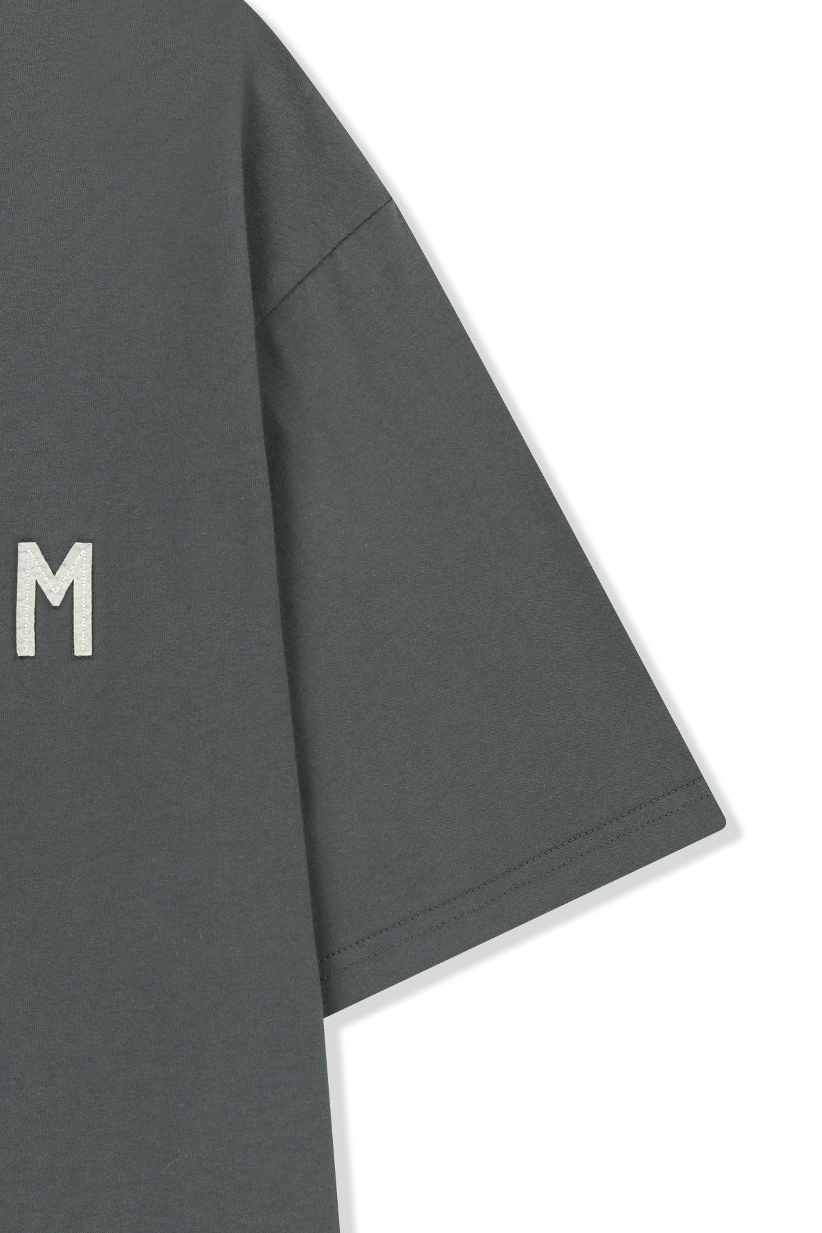matinkim APPLIQUE FELT LOGO TOP FOR MEN IN CHARCOAL