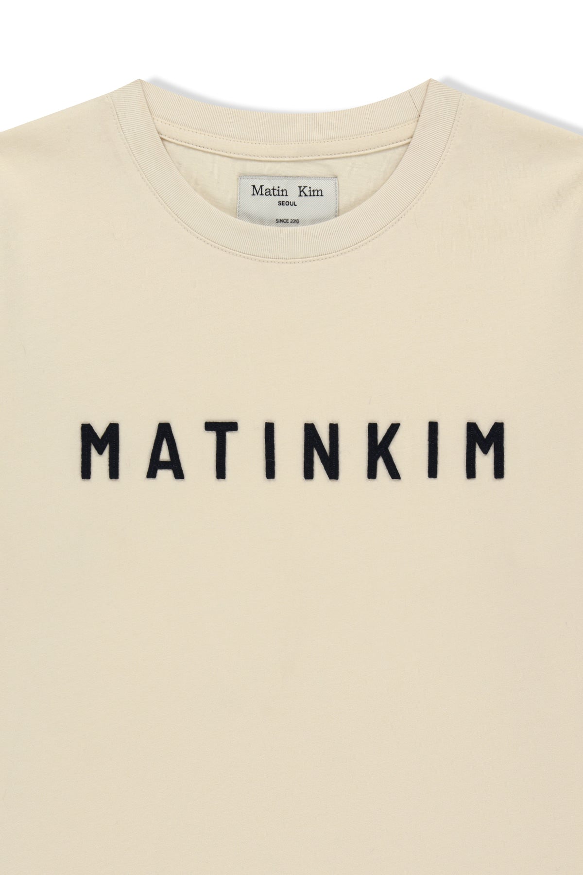 matinkim APPLIQUE FELT LOGO TOP IN CREAM