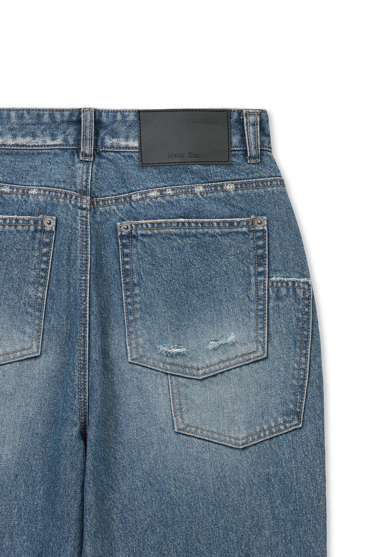 matinkim BACK POCKET PATCH DESTROYED DENIM PANTS IN BLUE