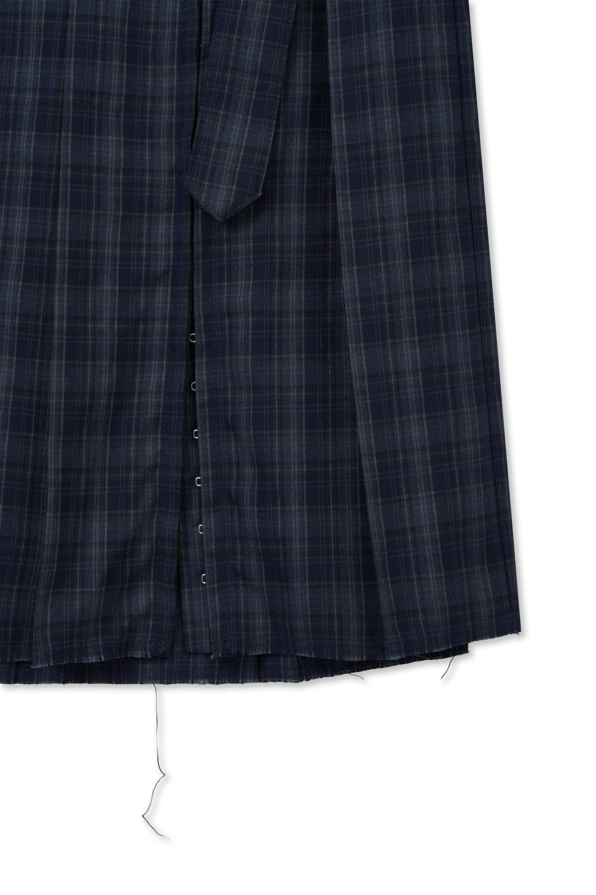 matinkim BELTED SLIT PLEAT SKIRT IN NAVY