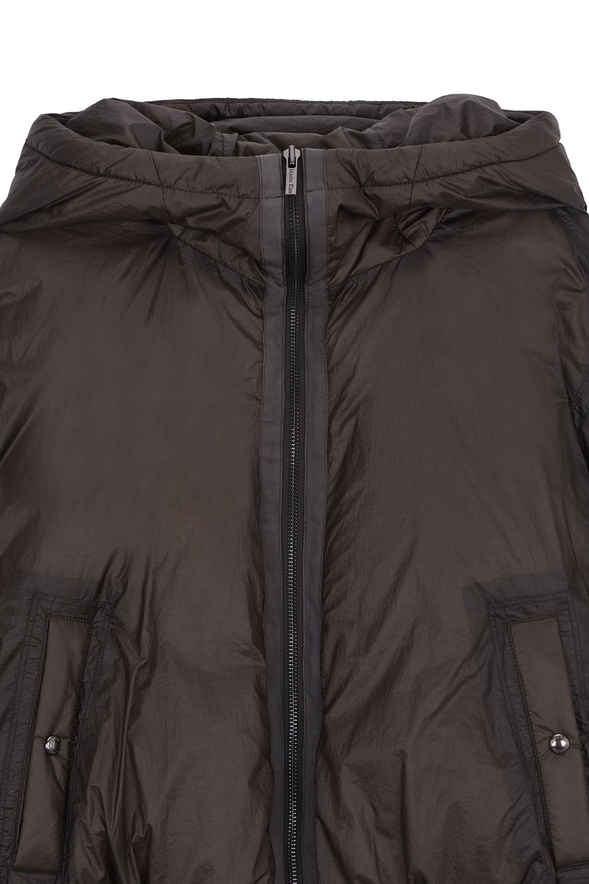 matinkim BACK LOGO HOODY SHORT DOWN JUMPER IN CHARCOAL