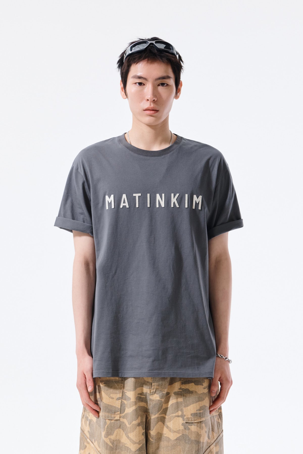matinkim APPLIQUE FELT LOGO TOP FOR MEN IN CHARCOAL