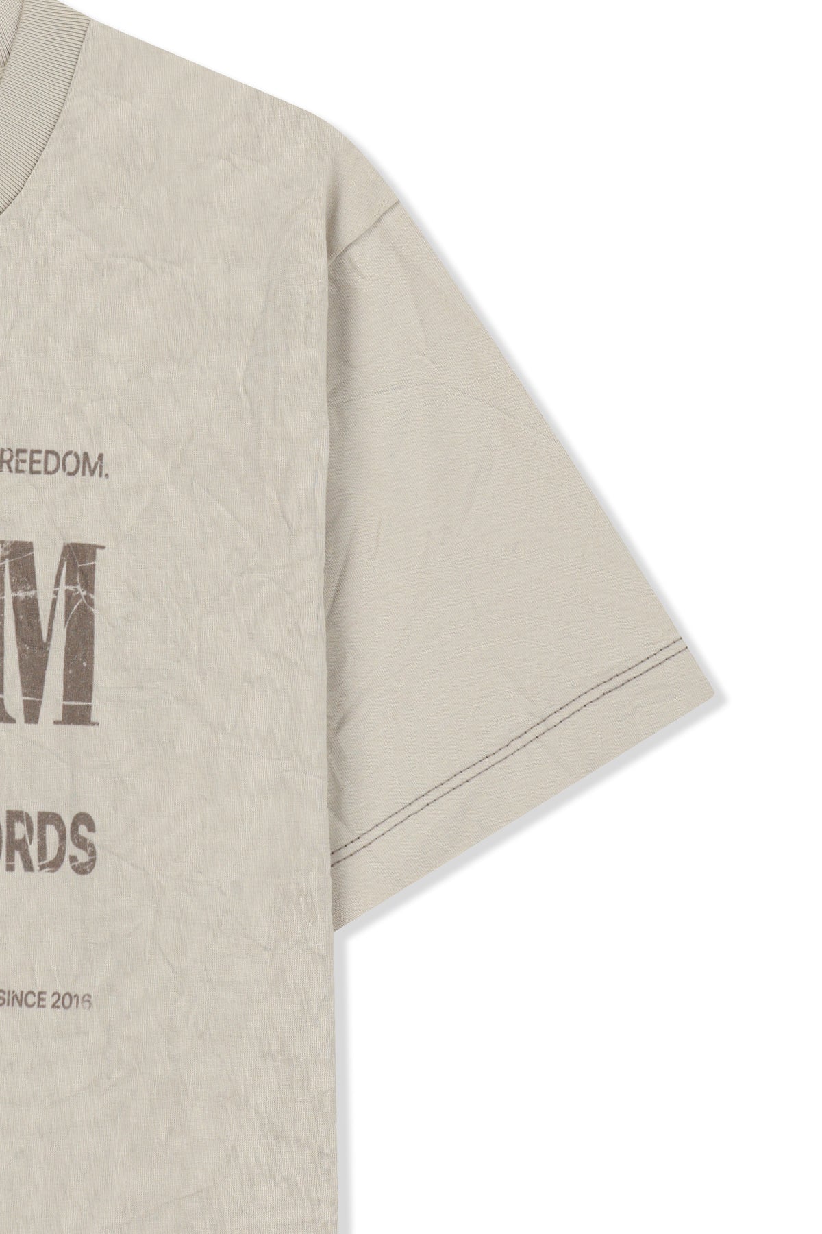 matinkim LETTERING GRAFFITI CREASE TOP IN BEIGE