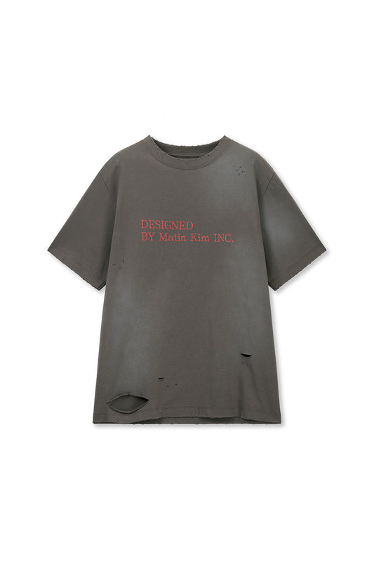 matinkim SPRAY WASHED LETTERING DAMAGED TOP IN CHARCOAL