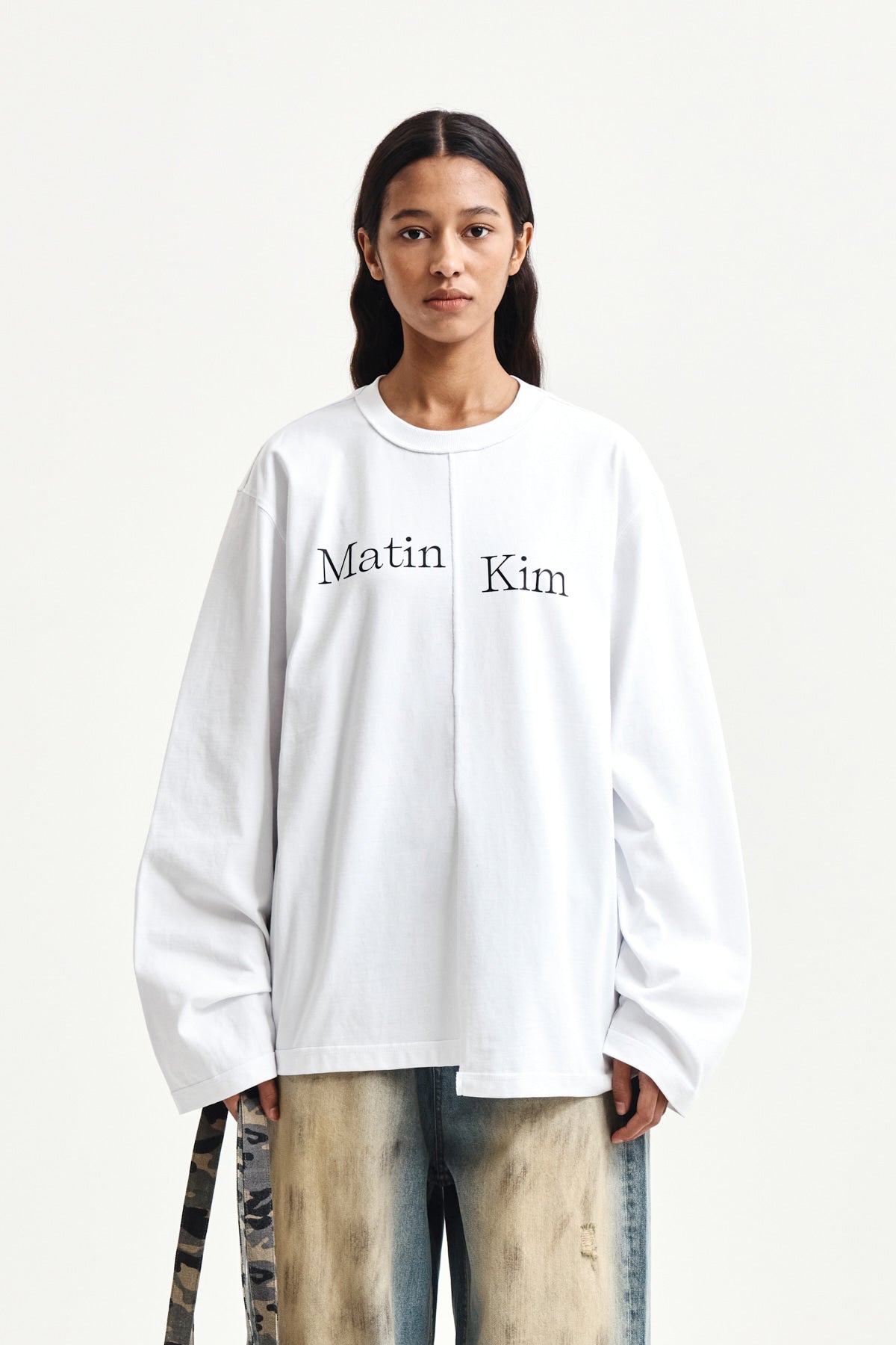 matinkim ASYMMETRIC LOGO TOP IN WHITE