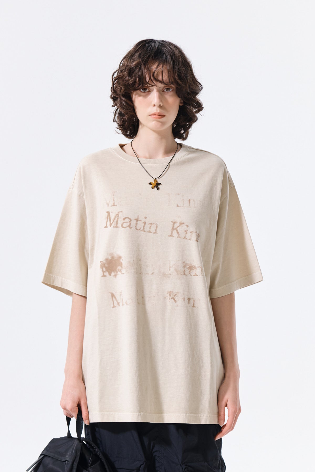 matinkim PIGMENT GRAFFITI LOGO TOP IN BEIGE