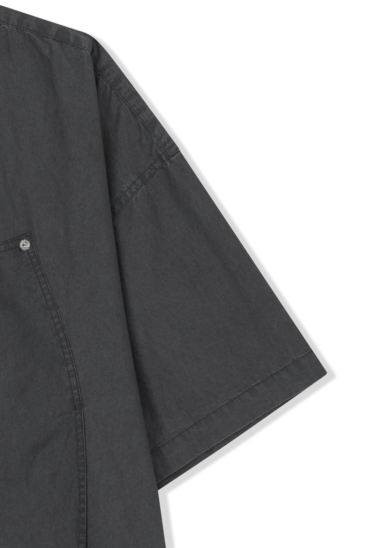 matinkim HALF SLEEVE POCKET SHIRT IN CHARCOAL