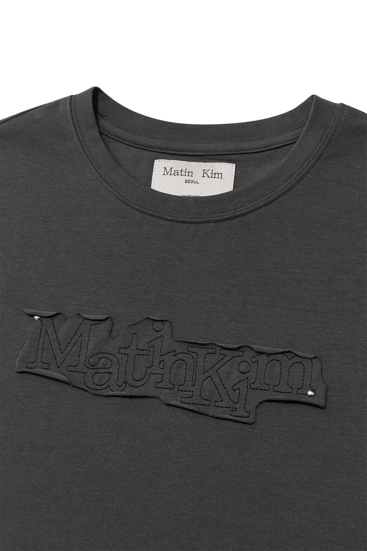 matinkim APPLIQUE LOGO PATCH TOP IN CHARCOAL