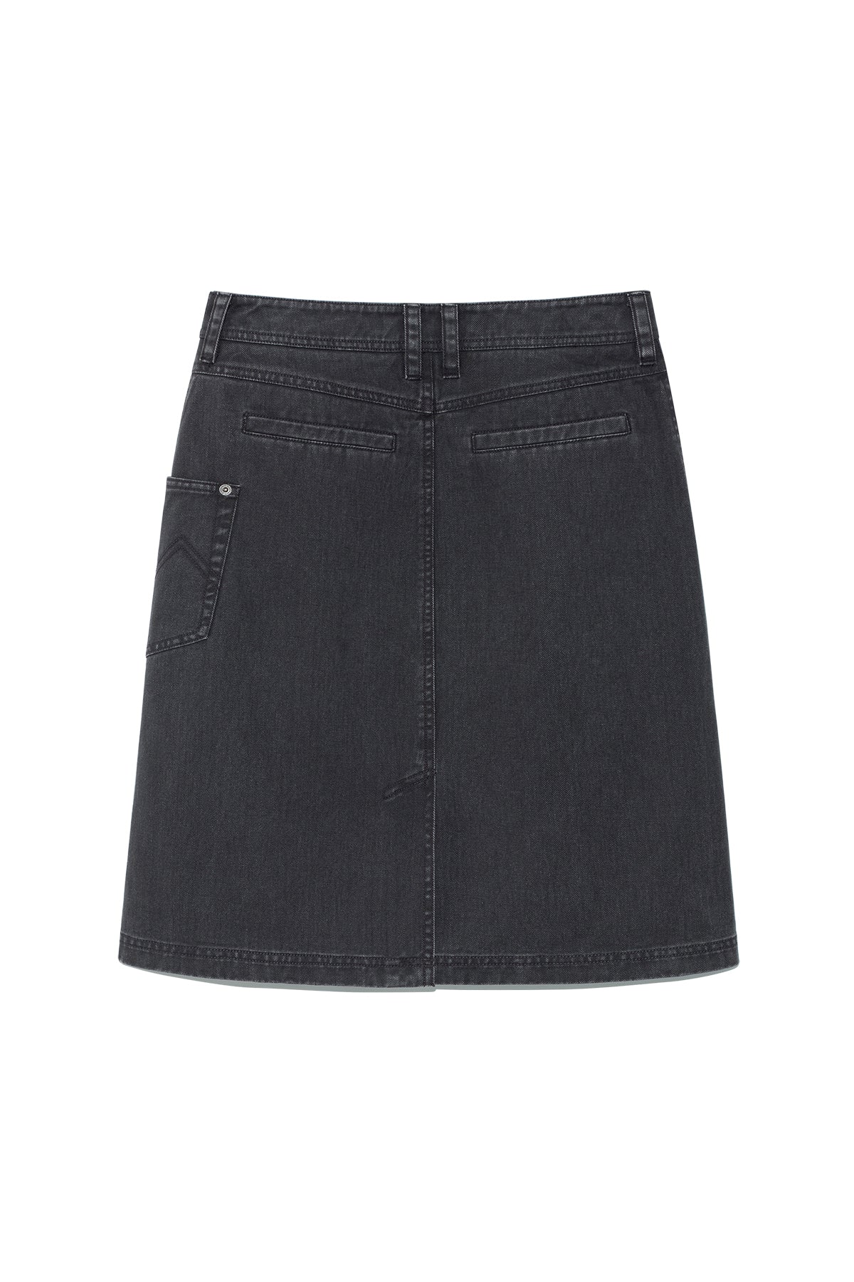 matinkim SIDE POCKET POINT MIDI SKIRT IN CHARCOAL