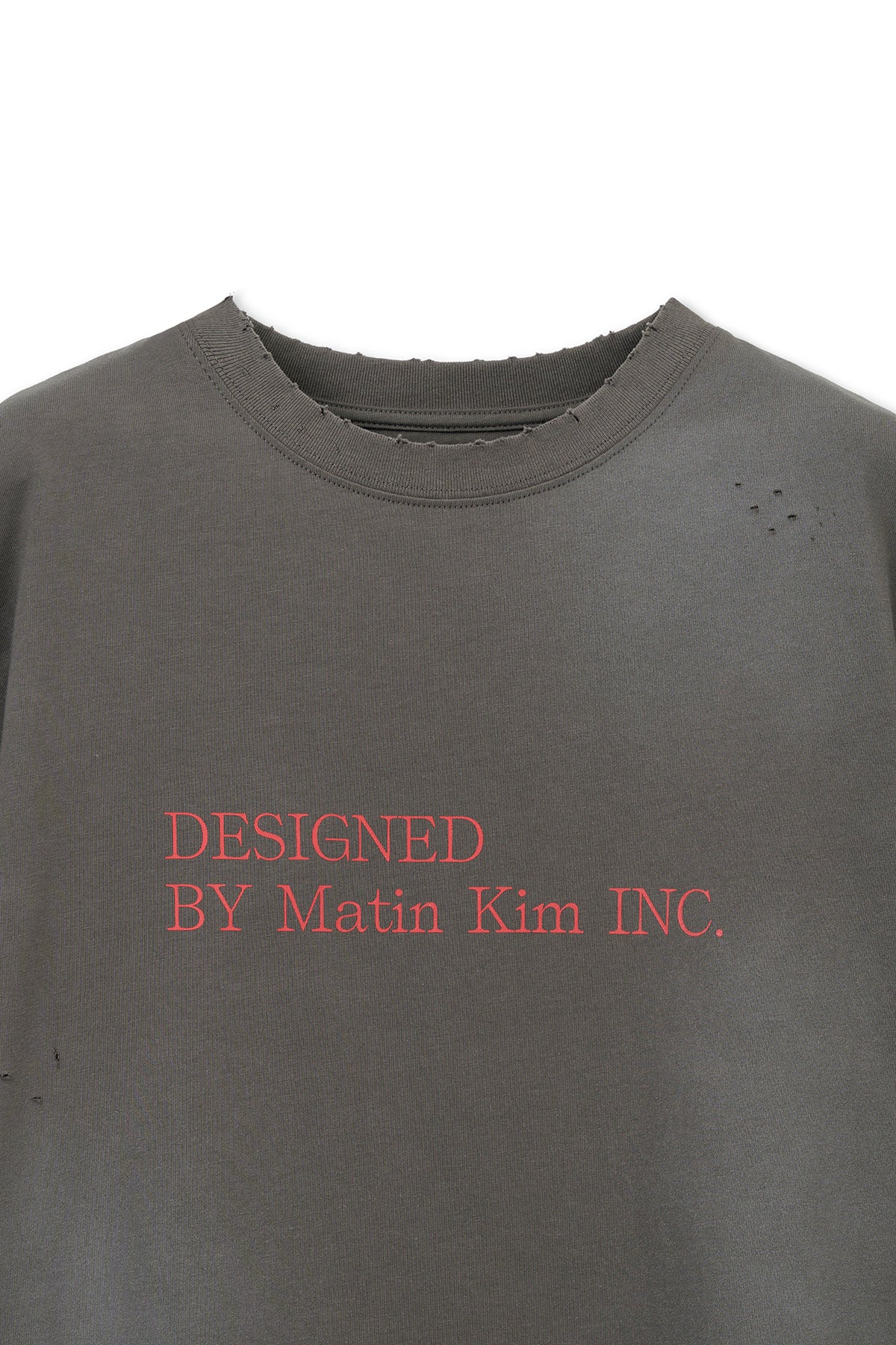 matinkim SPRAY WASHED LETTERING DAMAGED TOP IN CHARCOAL