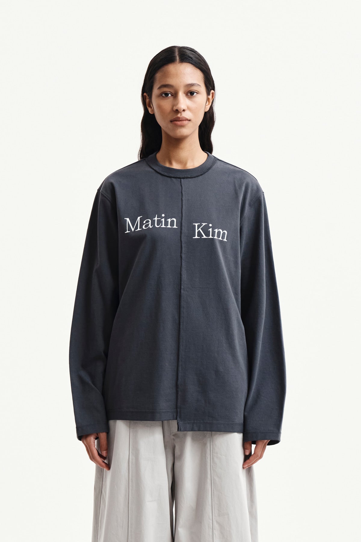 matinkim ASYMMETRIC LOGO TOP IN CHARCOAL