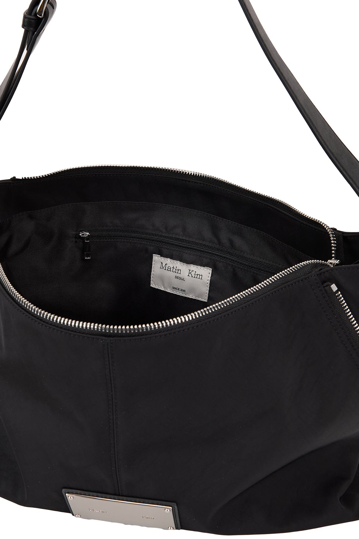 matinkim SIDE ZIPPER FABRIC SHOULDER BAG IN BLACK