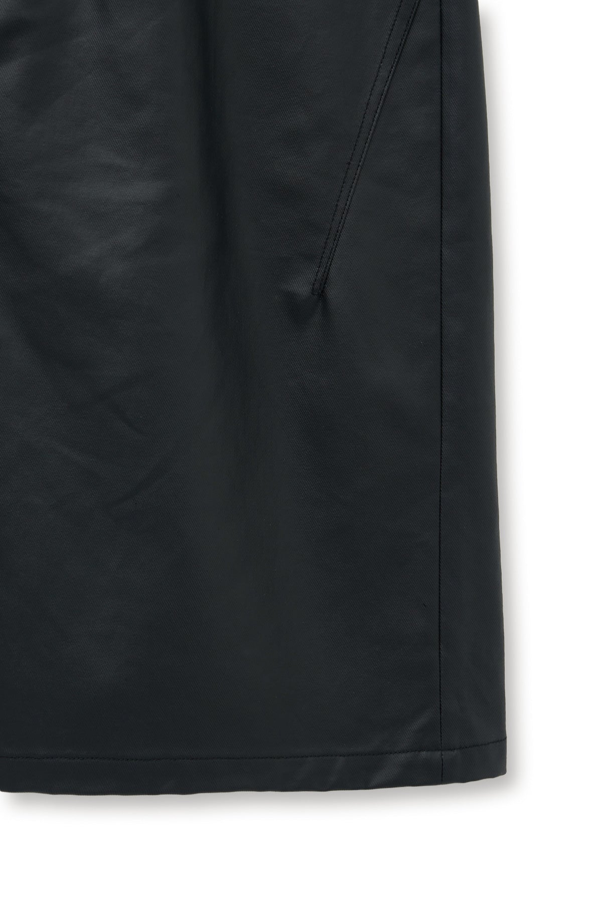 matinkim MATT COATING BERMUDA PANTS FOR MEN IN BLACK