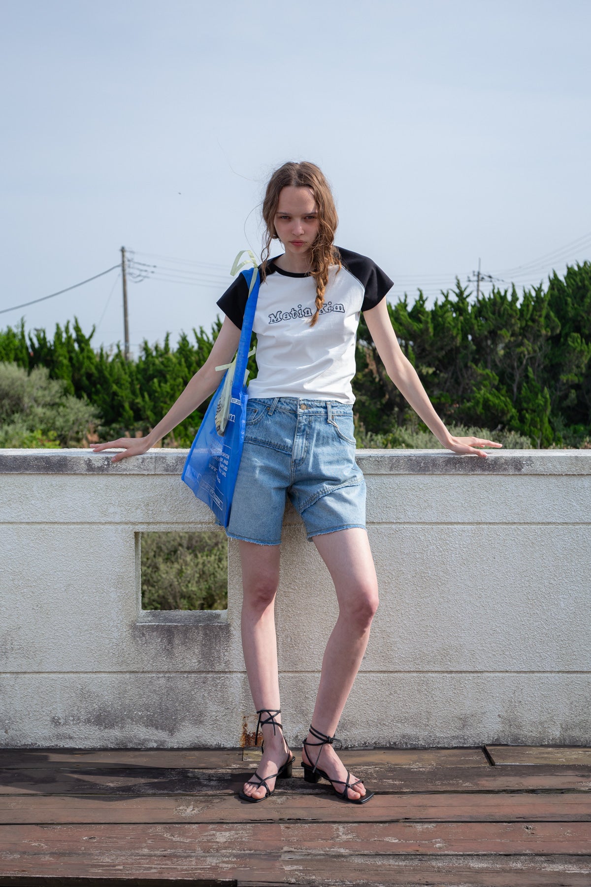 matinkim CUT LINE POINT DENIM SHORTS IN BLUE