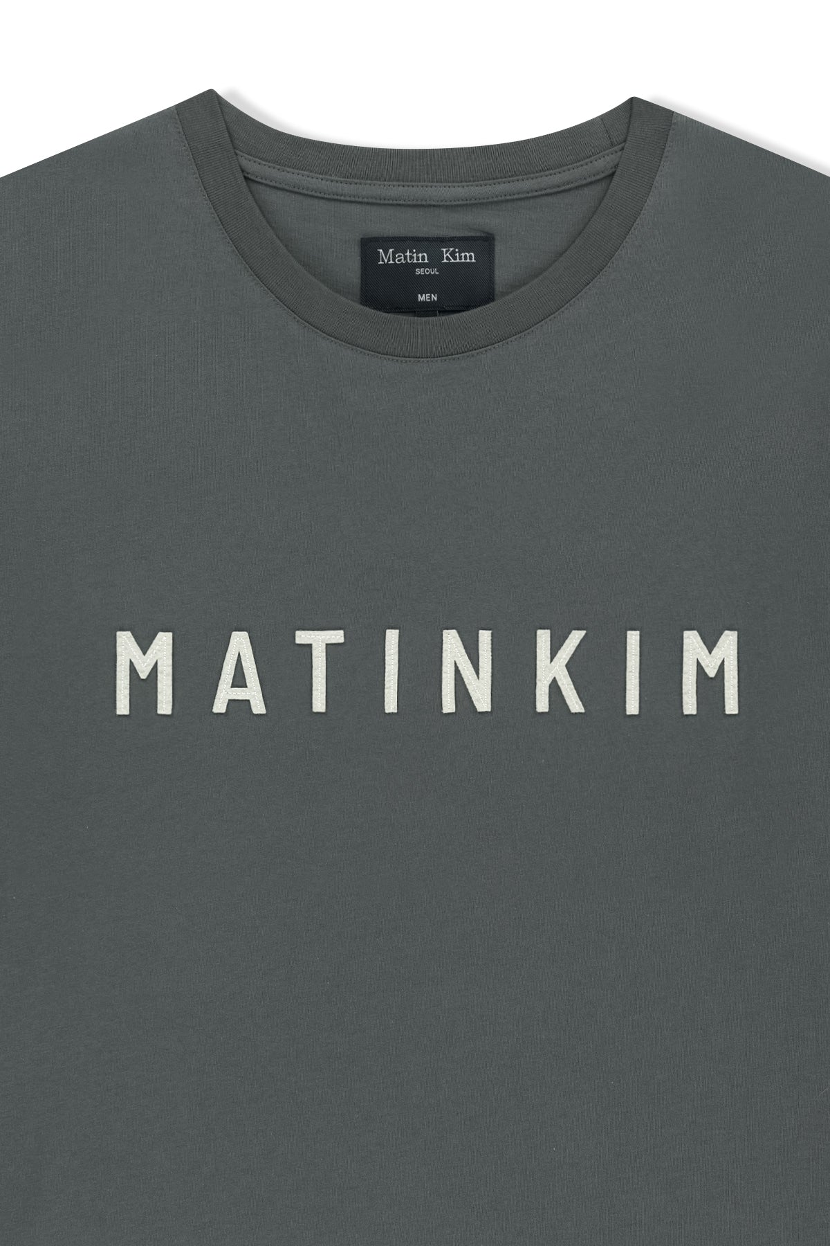 matinkim APPLIQUE FELT LOGO TOP FOR MEN IN CHARCOAL