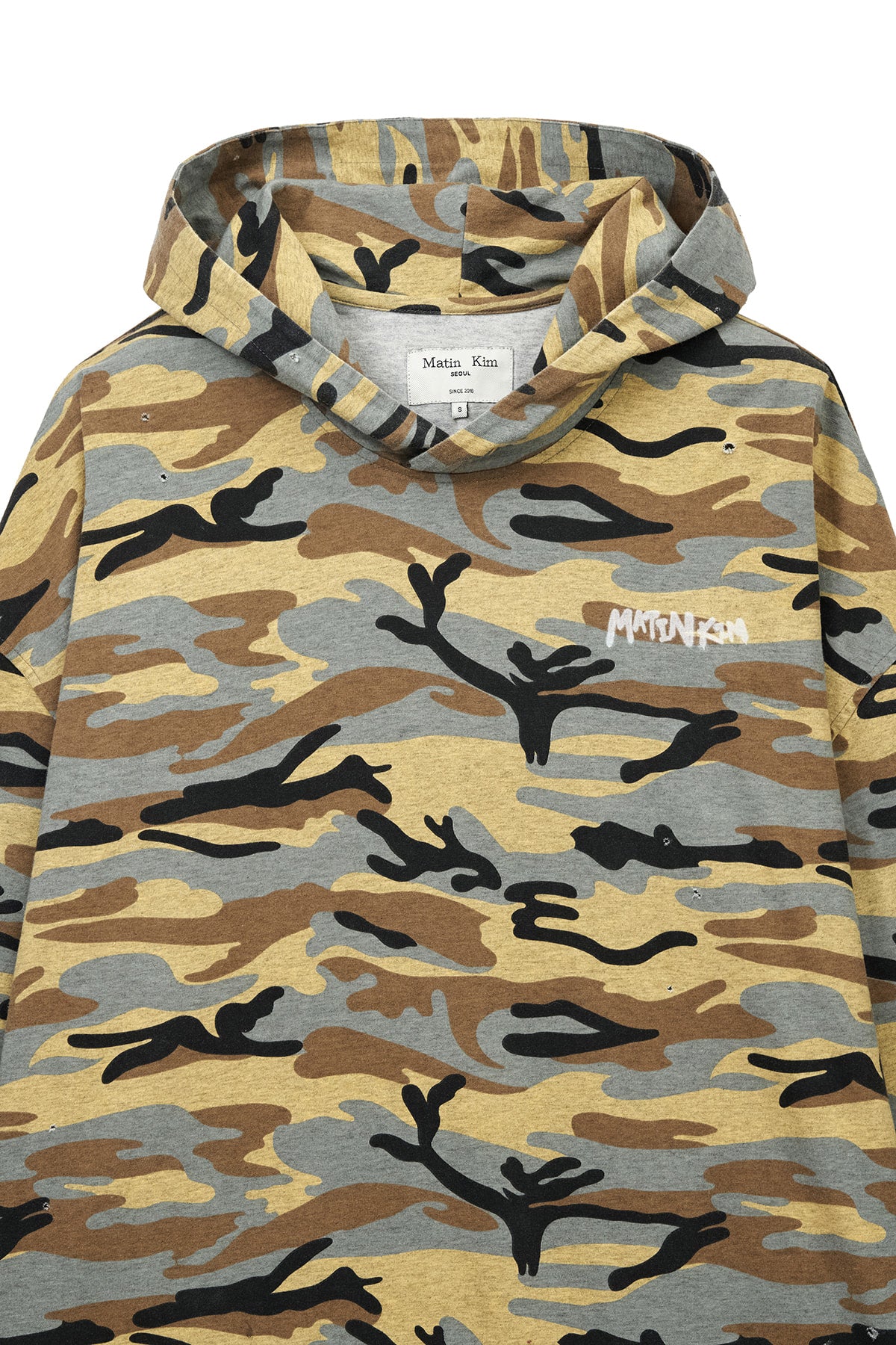 matinkim TYPO ARTWORK CAMOUFLAGE HOODY IN CAMEL