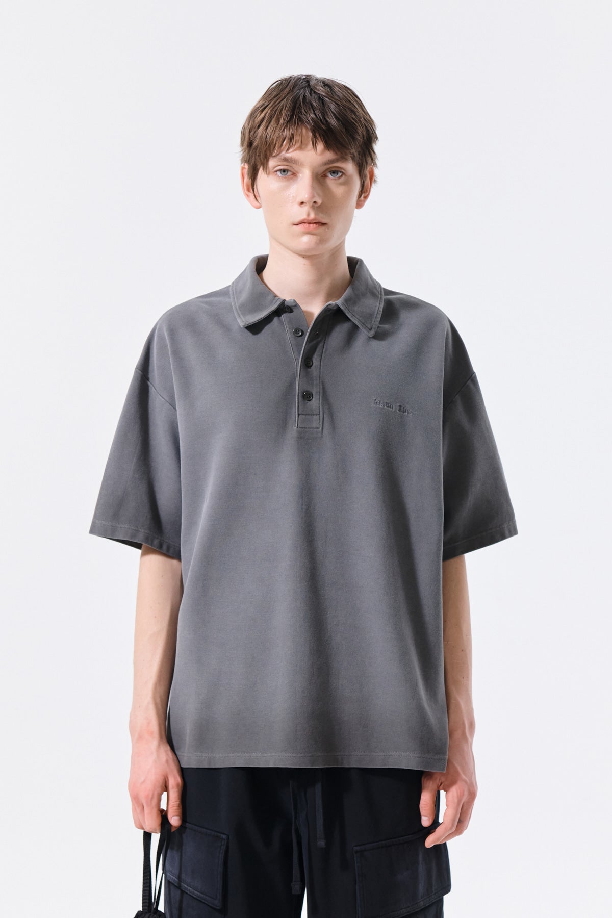matinkim SMALL LOGO WASHED PIQUE TOP FOR MEN IN CHARCOAL