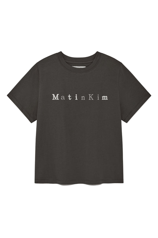 matinkim STICKER GRAPHIC LOGO TOP IN CHARCOAL