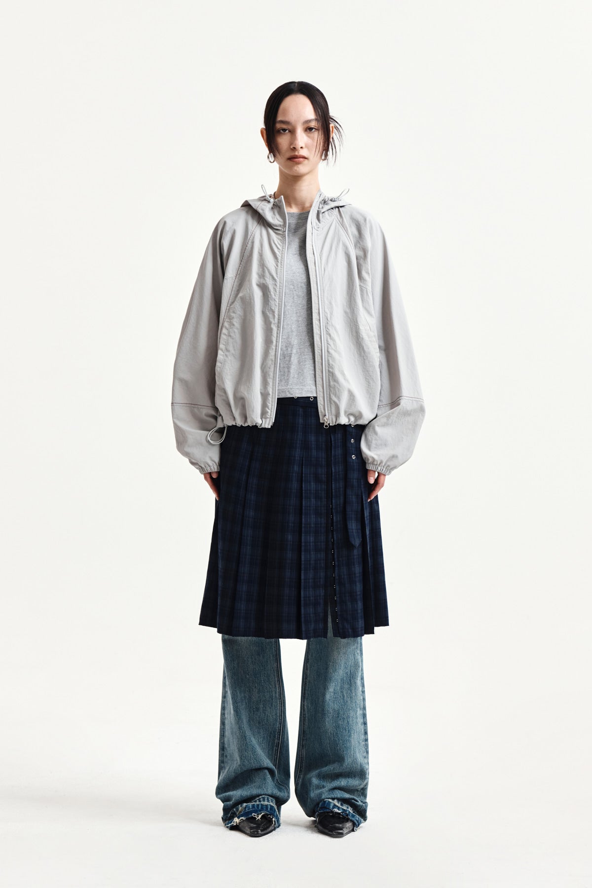 matinkim BELTED SLIT PLEAT SKIRT IN NAVY