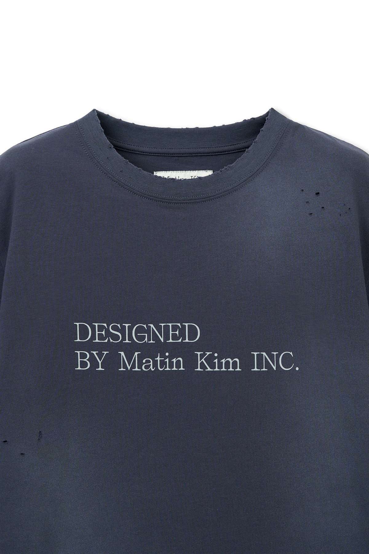 matinkim SPRAY WASHED LETTERING DAMAGED TOP IN NAVY