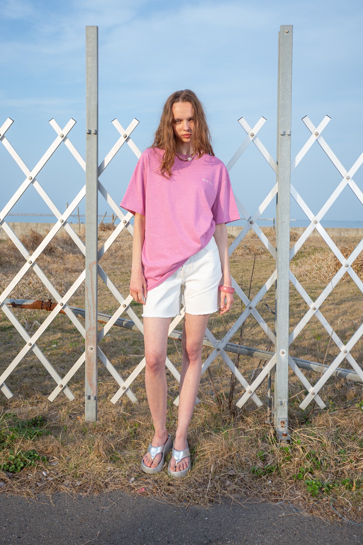 matinkim CUT LINE POINT DENIM SHORTS IN WHITE