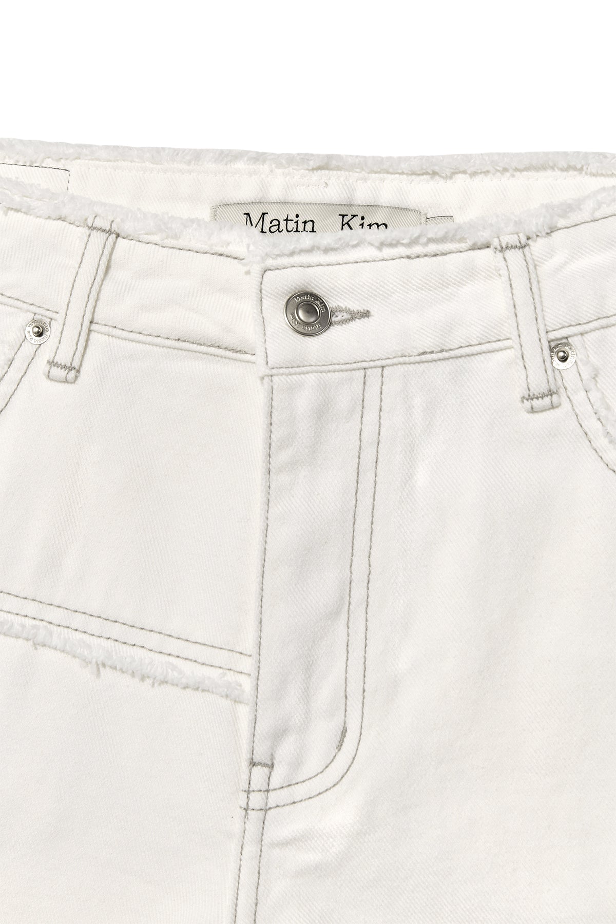 matinkim CUT LINE POINT DENIM SHORTS IN WHITE