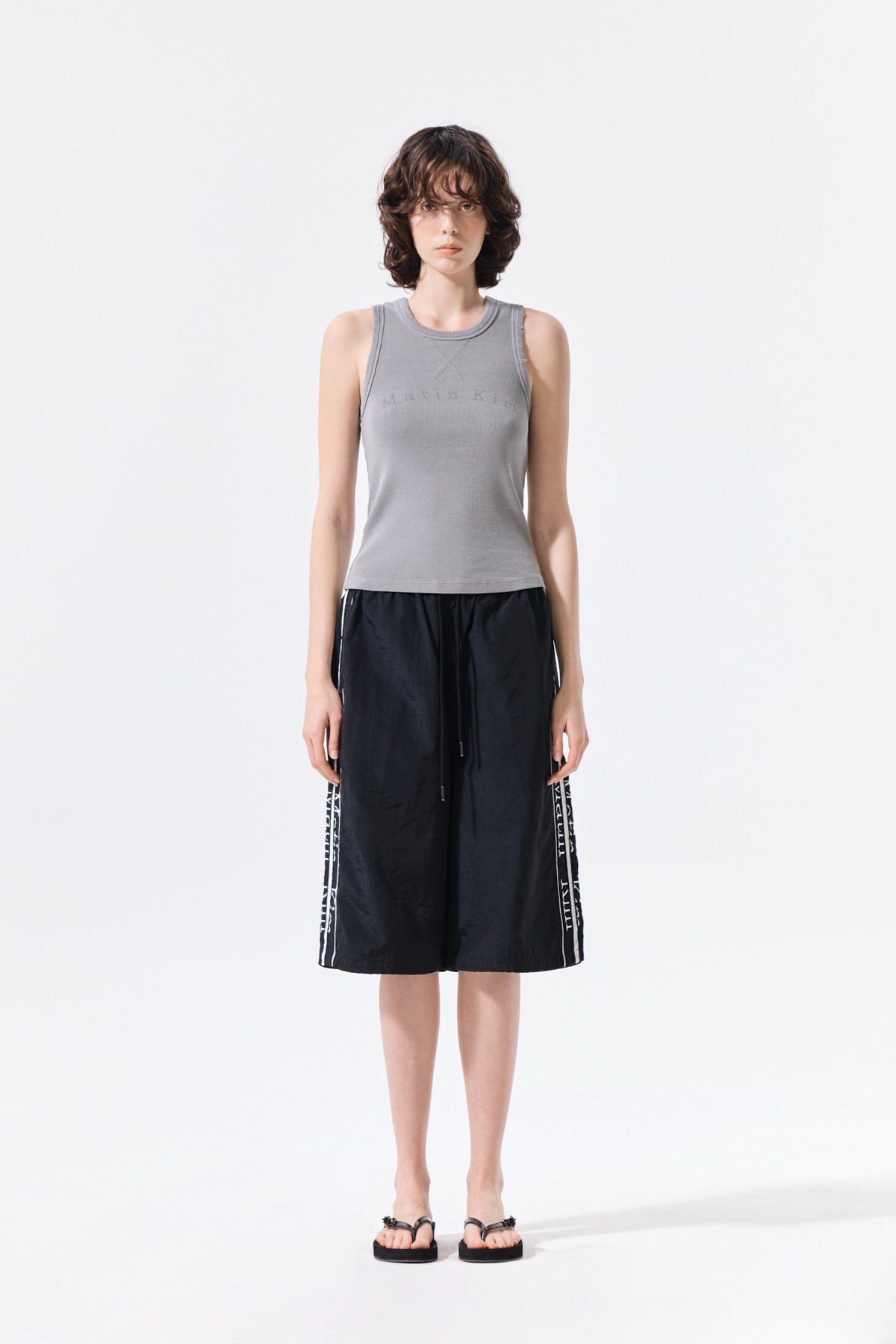 matinkim SIDE LOGO BERMUDA TRACK PANTS IN BLACK