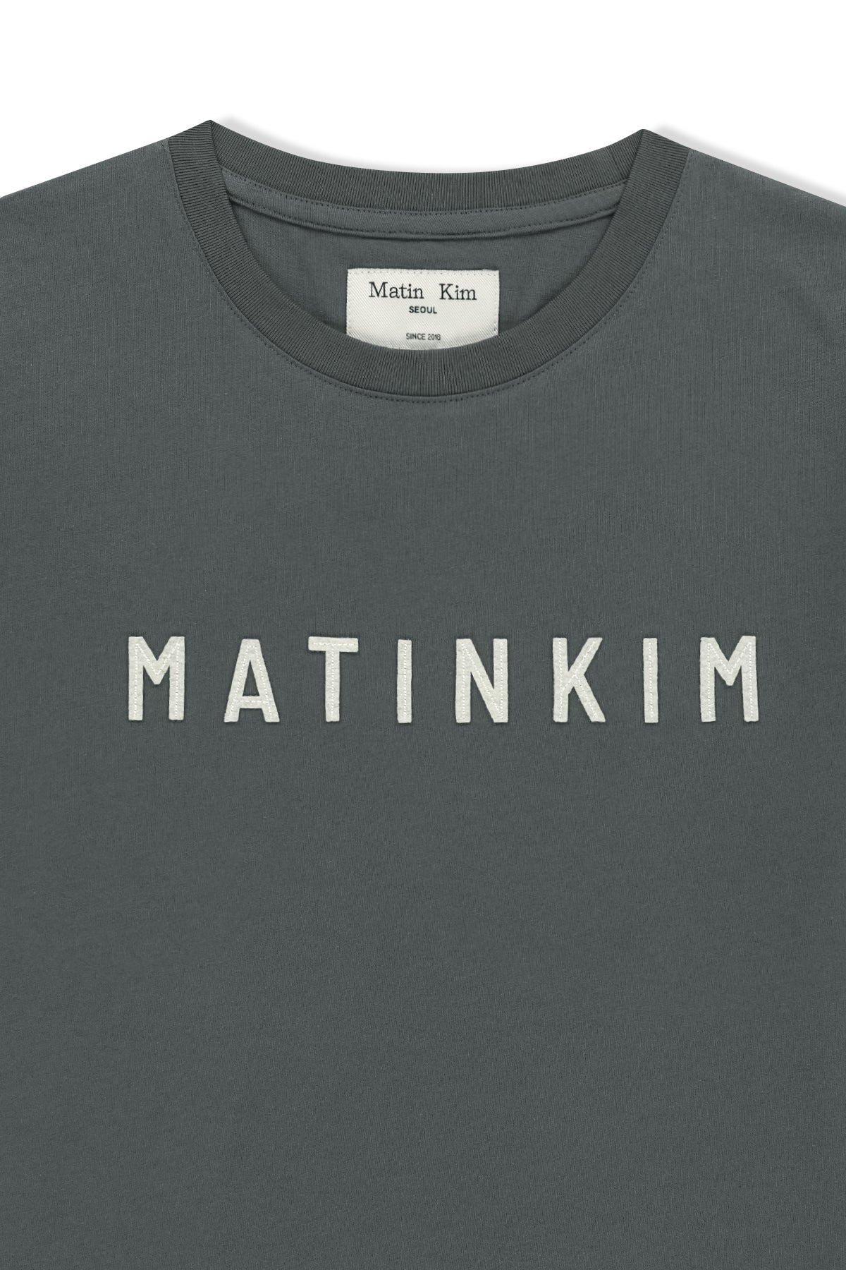 matinkim APPLIQUE FELT LOGO TOP IN CHARCOAL