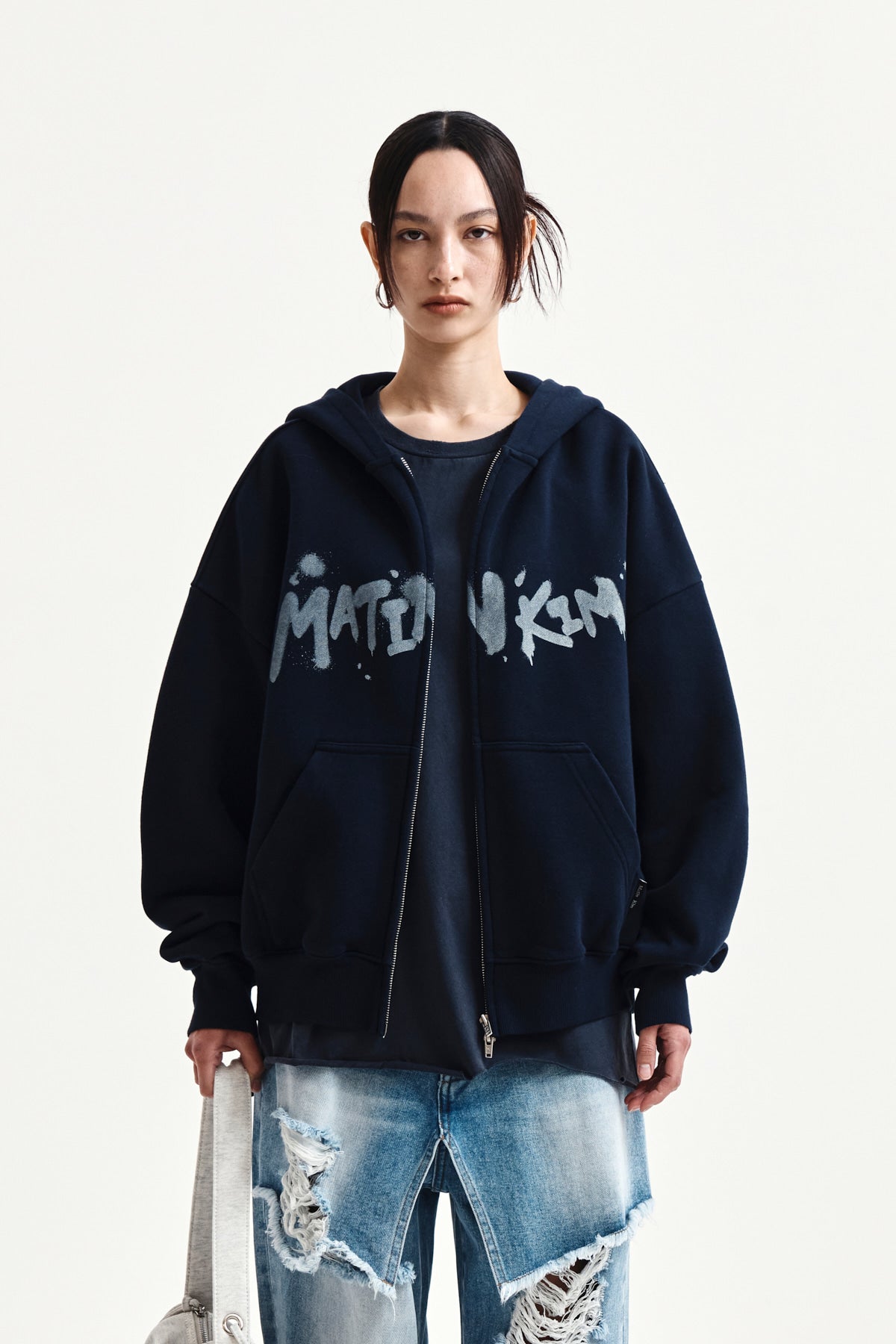matinkim GRAFFITI LOGO HOODY ZIP UP IN NAVY