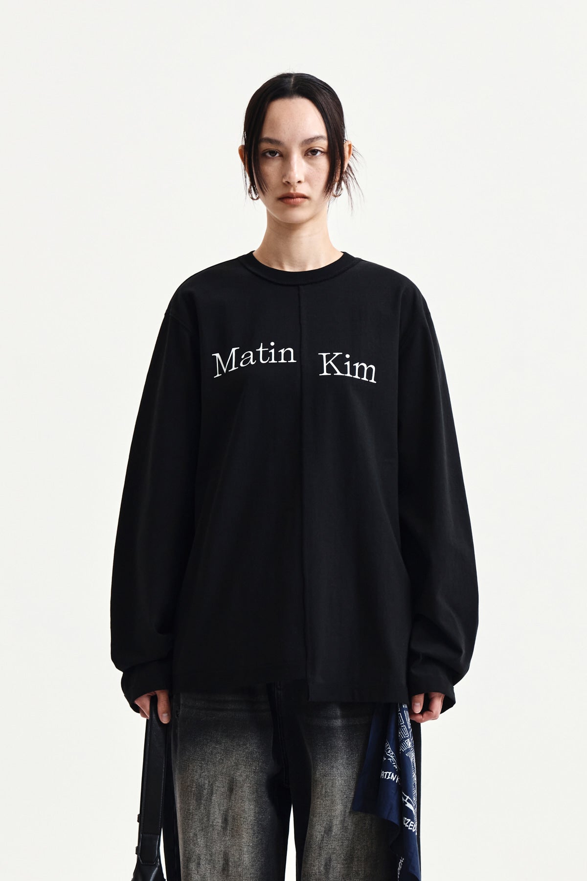 matinkim ASYMMETRIC LOGO TOP IN BLACK