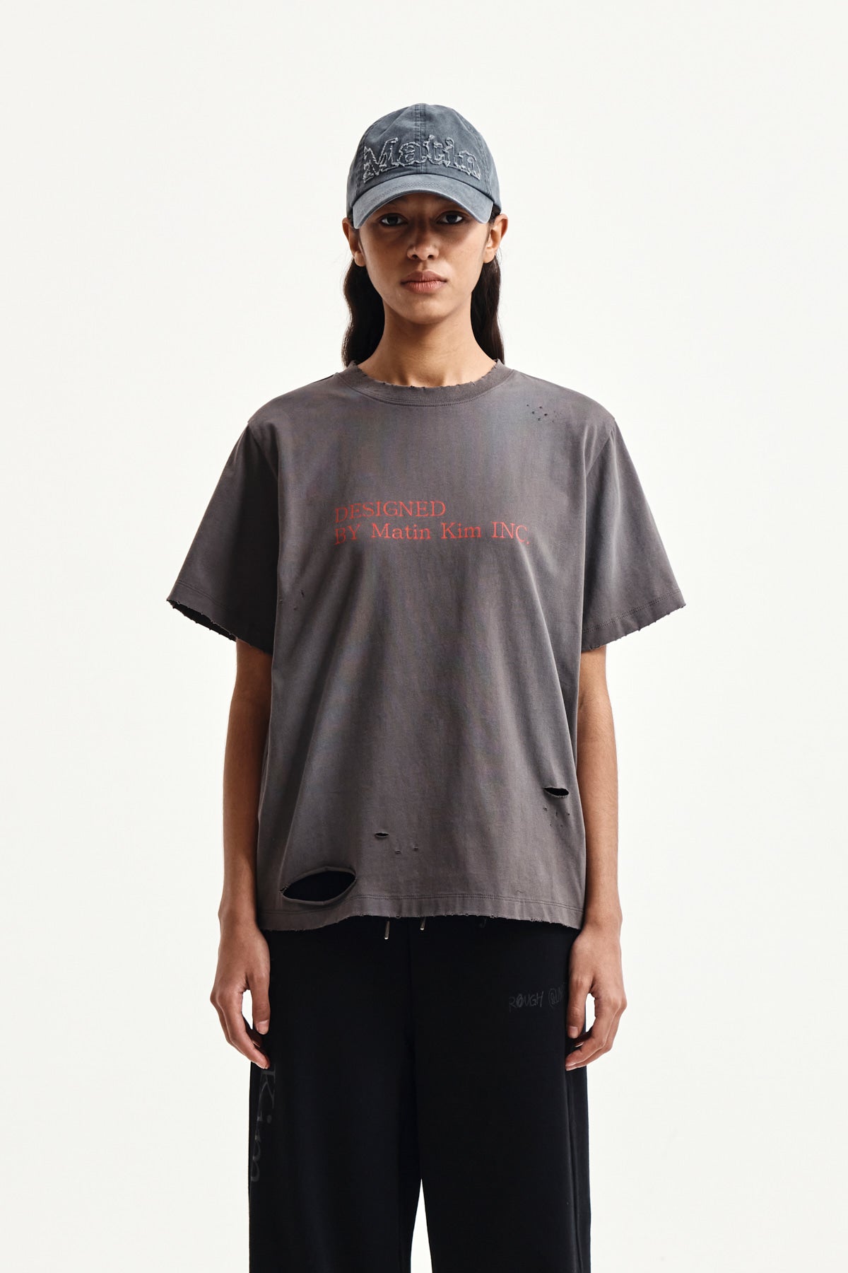 matinkim SPRAY WASHED LETTERING DAMAGED TOP IN CHARCOAL