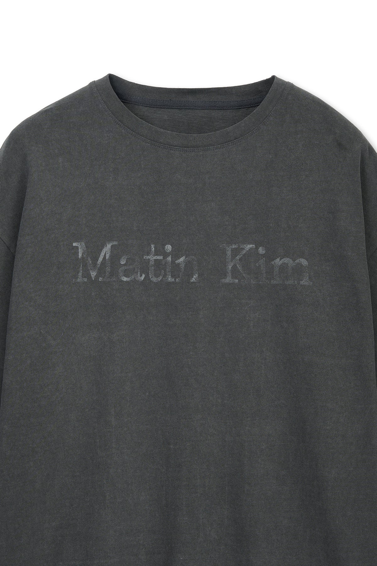 matinkim DISTRESSED LOGO TOP IN CHARCOAL
