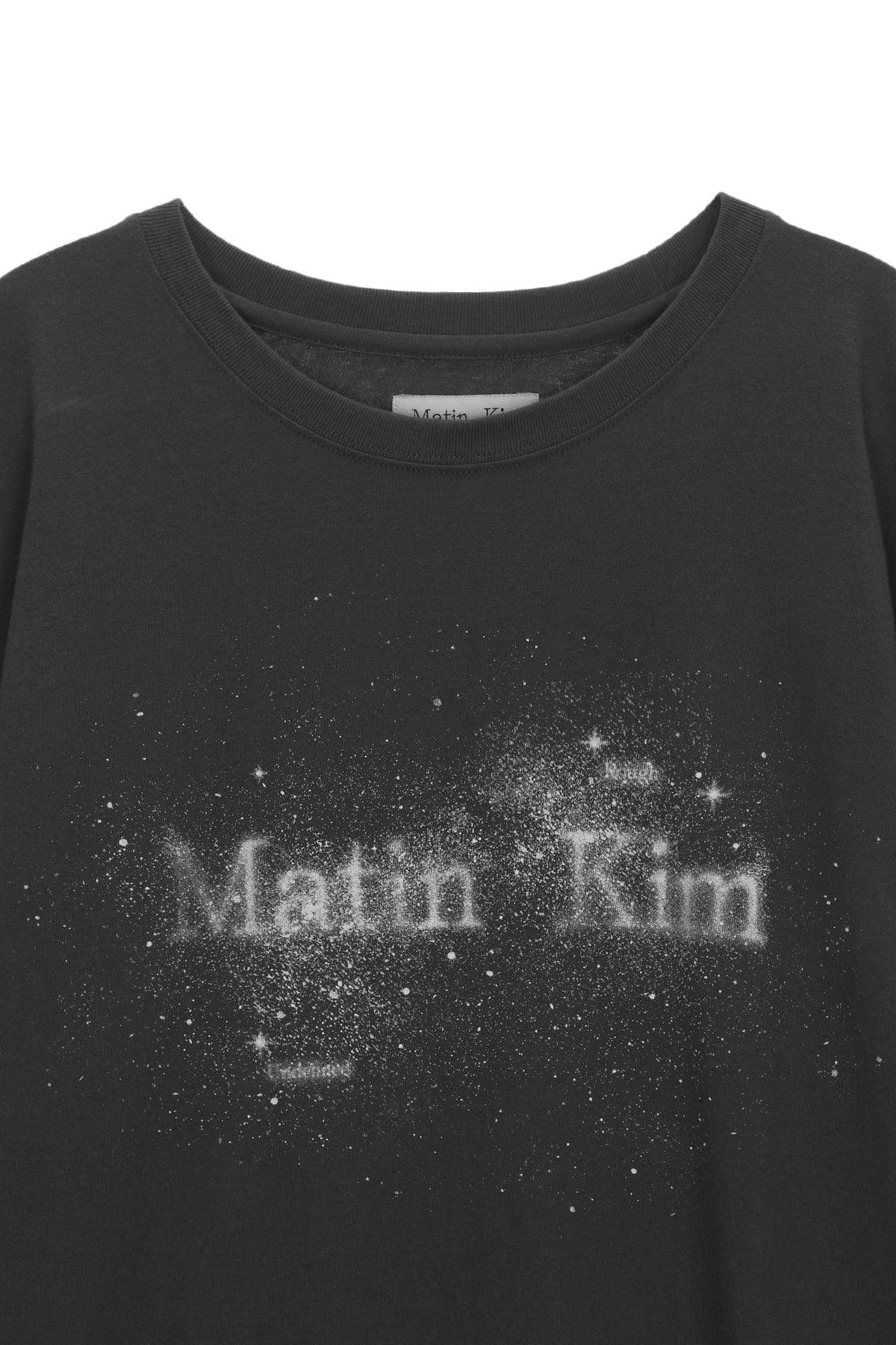 matinkim TWINKLE GRAPHIC LOGO TOP FOR MEN IN CHARCOAL