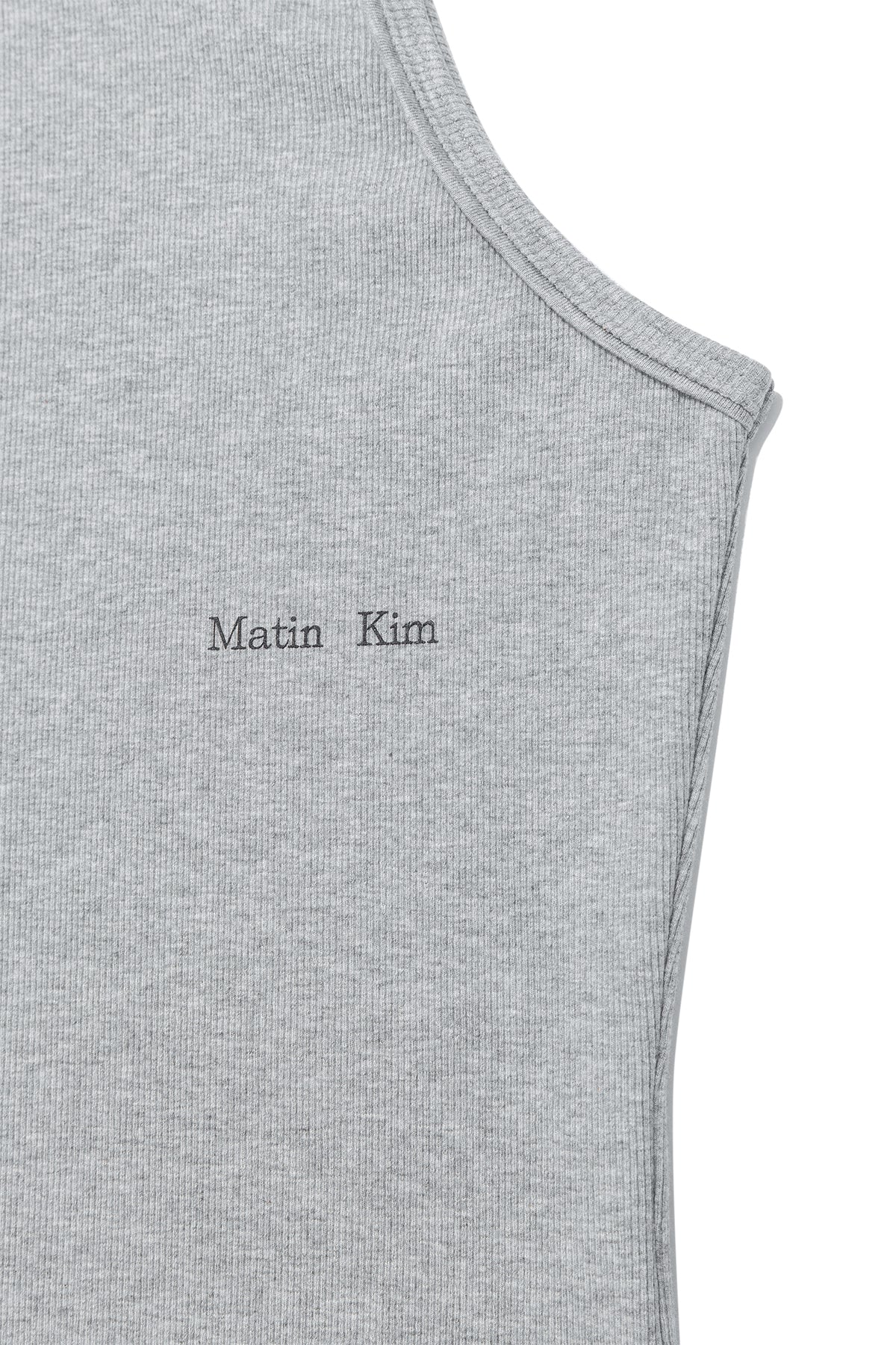 matinkim SMALL LOGO PINTUCK SLEEVELESS TOP FOR MEN IN GREY