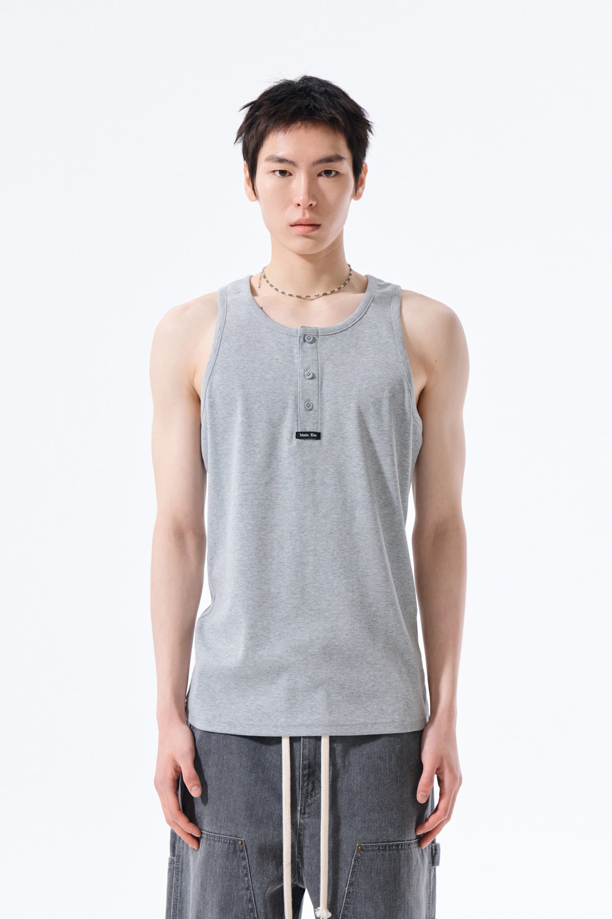 matinkim SLEEVELESS HENLEY TOP FOR MEN IN GREY