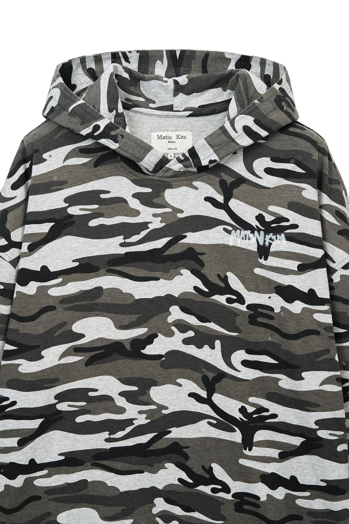 matinkim TYPO ARTWORK CAMOUFLAGE HOODY IN KHAKI