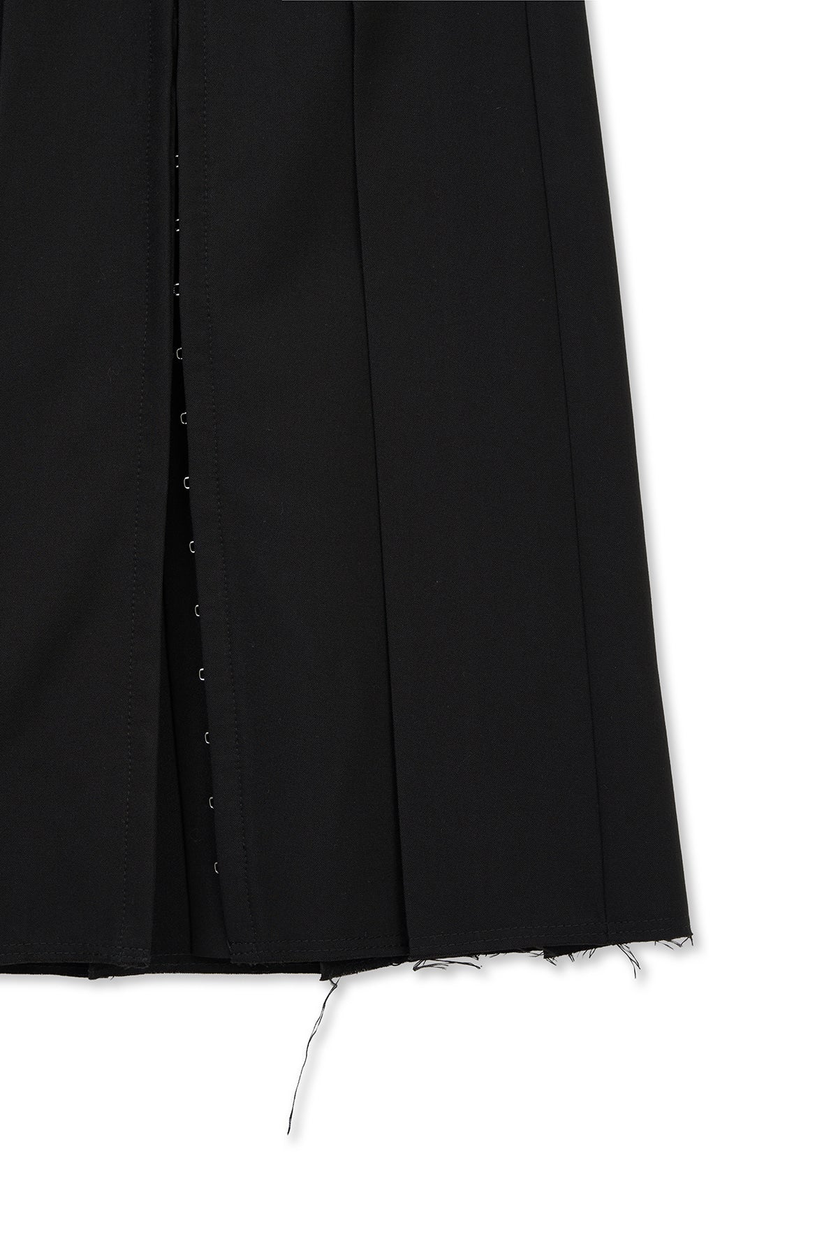 matinkim BELTED SLIT PLEAT SKIRT IN BLACK
