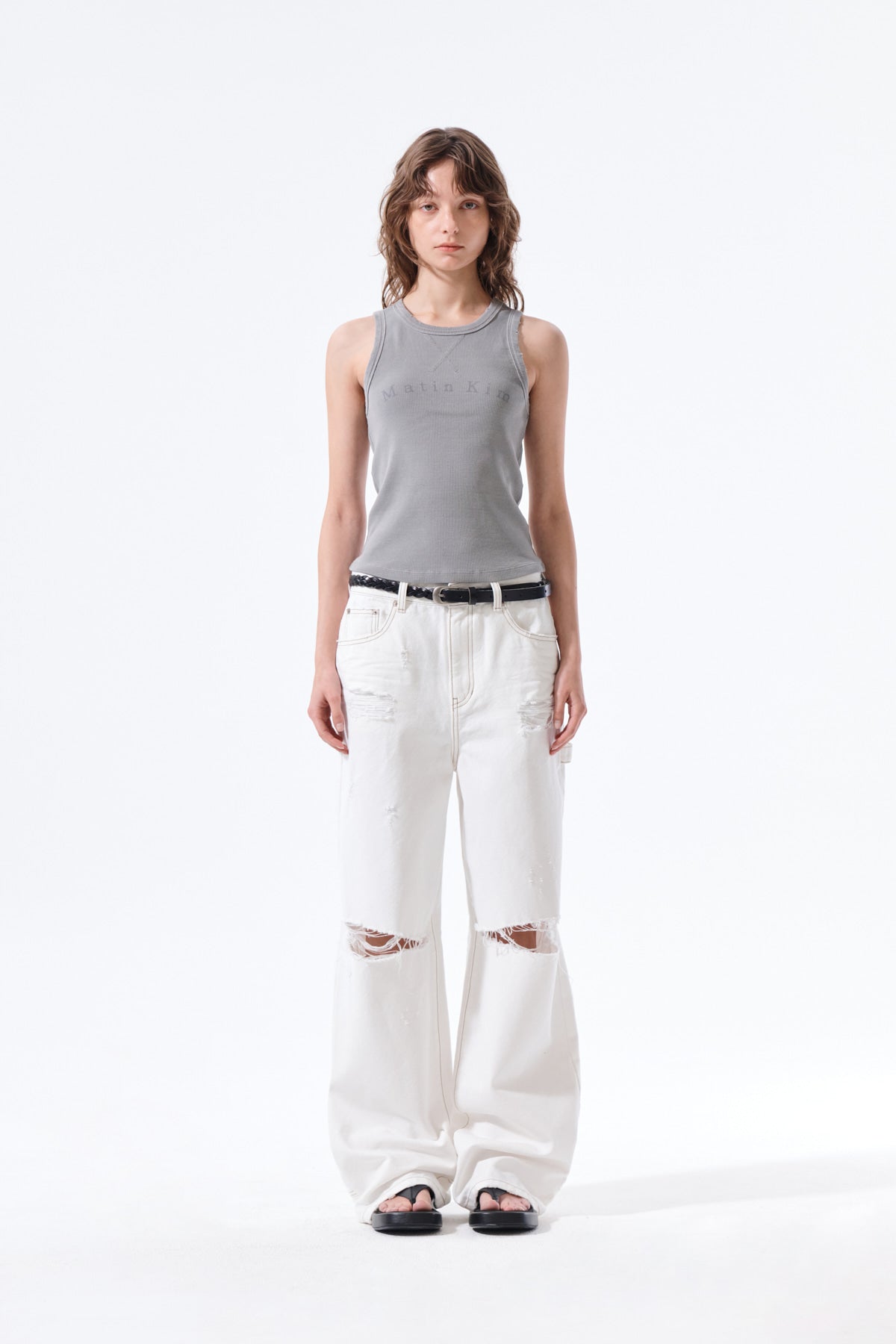 matinkim DESTROYED COLOR DYEING DENIM PANTS IN WHITE