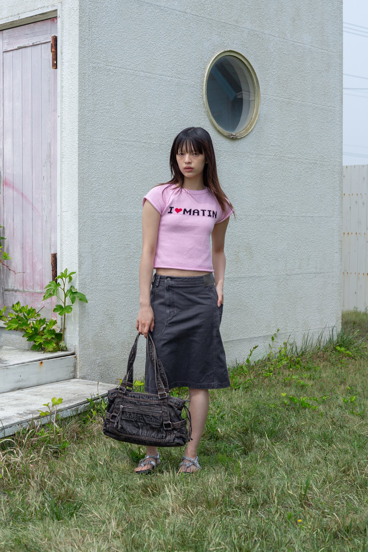matinkim SIDE POCKET POINT MIDI SKIRT IN CHARCOAL