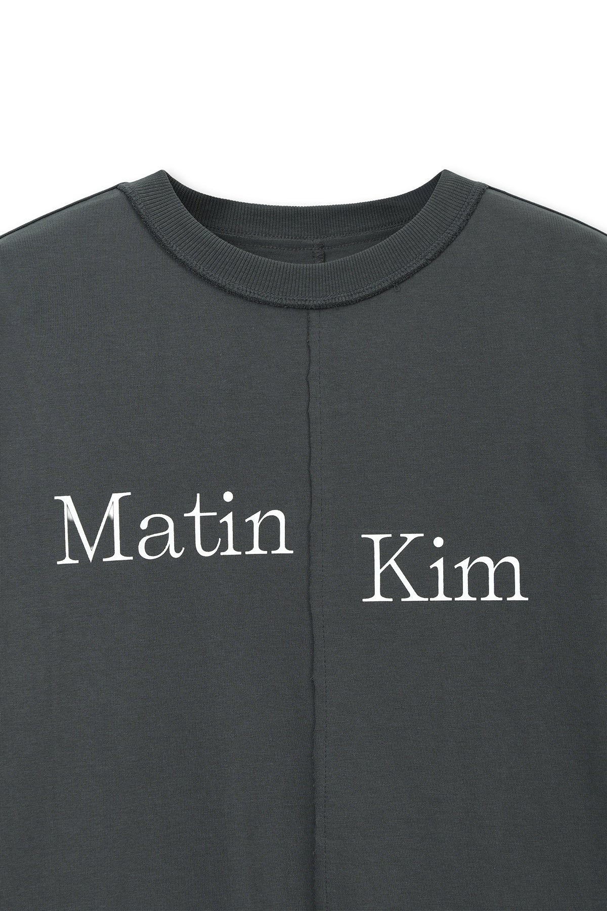 matinkim ASYMMETRIC LOGO TOP IN CHARCOAL