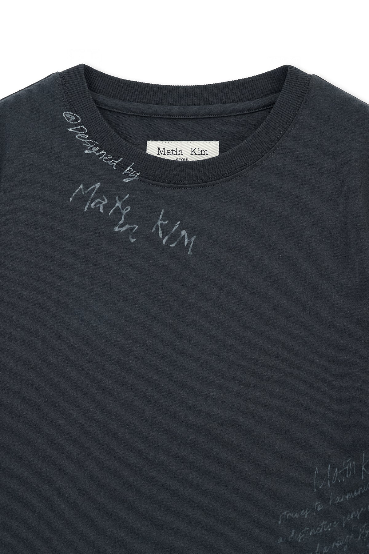 matinkim GRAFFITI ROUND HEM CROP TOP IN NAVY