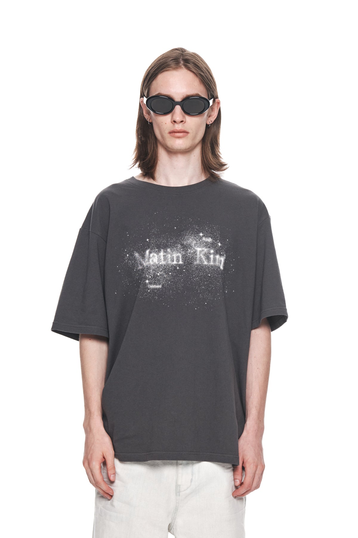 matinkim TWINKLE GRAPHIC LOGO TOP FOR MEN IN CHARCOAL
