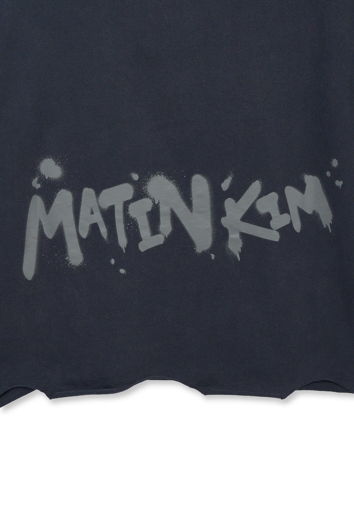 matinkim RAW CUT GRAFFITI LOGO TOP IN NAVY