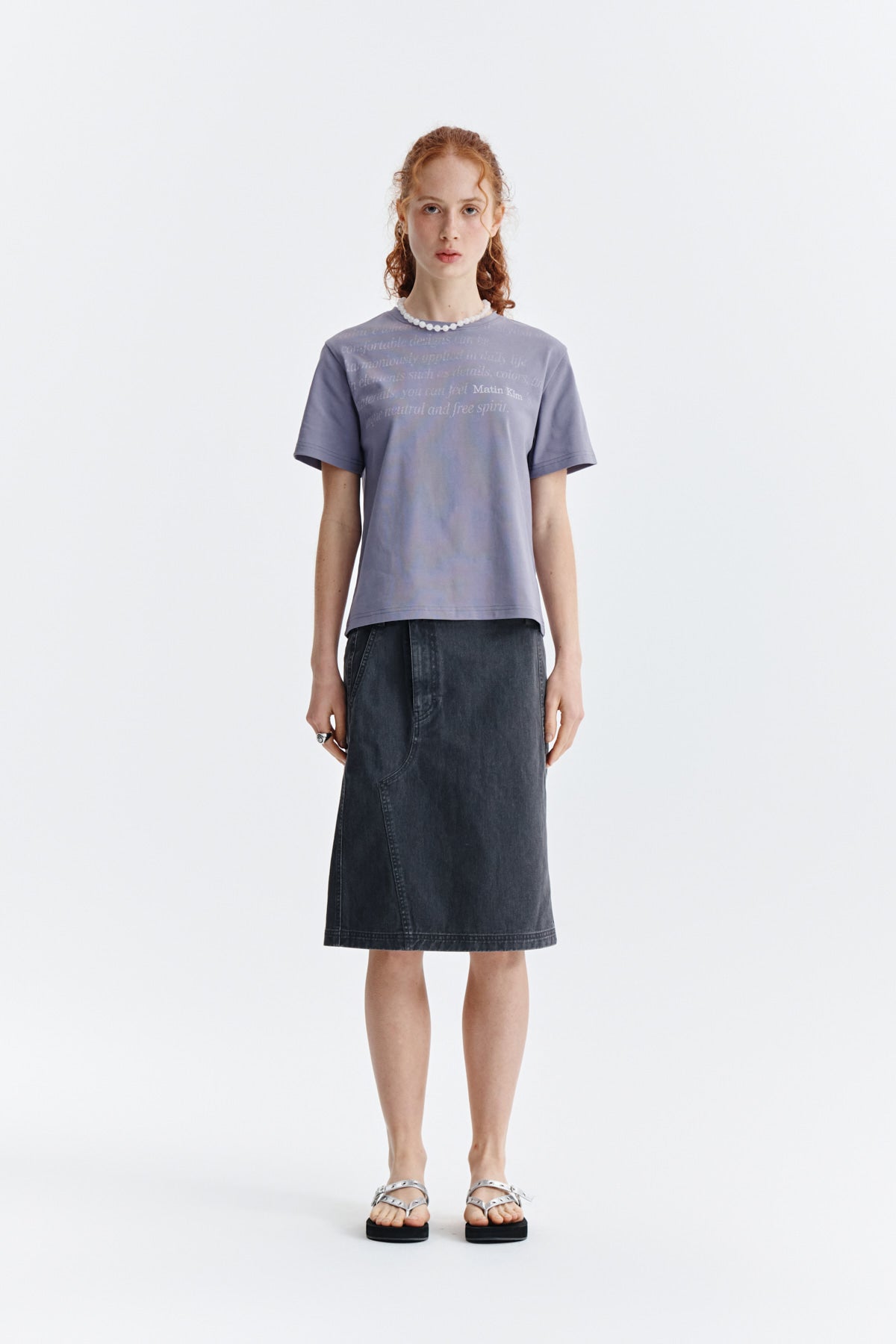 matinkim LOGO POINT LETTERING GRAPHIC TOP IN PURPLE