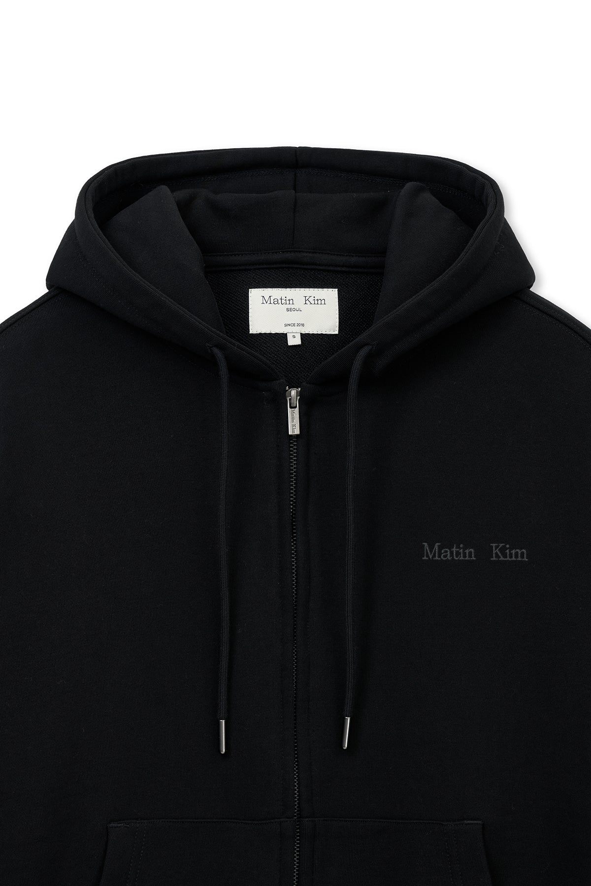 matinkim BACK LOGO ESSENTIAL HOODY ZIP UP IN BLACK