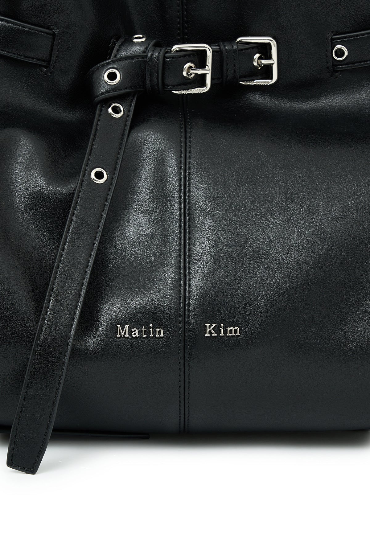 matinkim BELTED VOLUNN MID BUCKET BAG IN BLACK