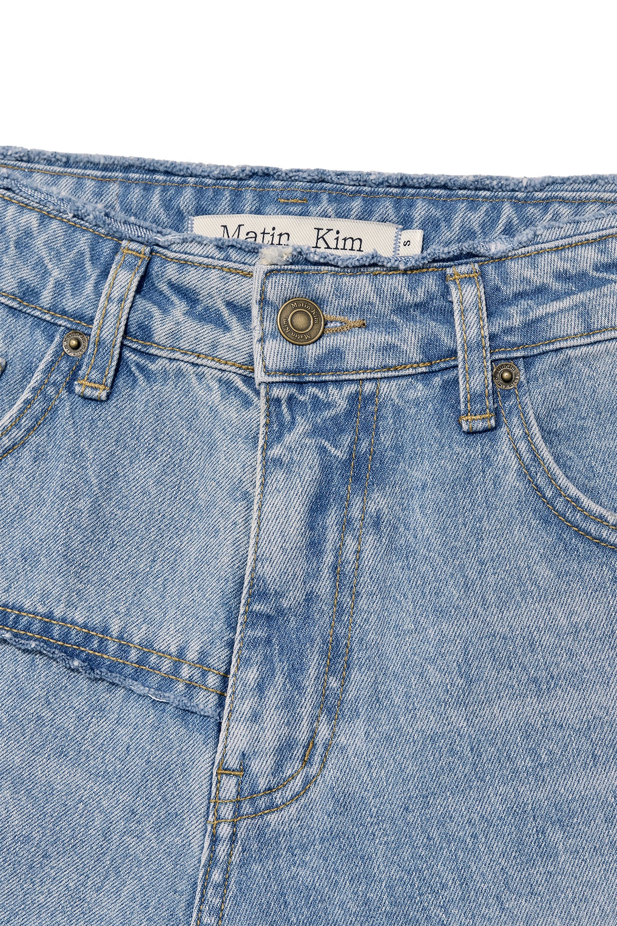matinkim CUT LINE POINT DENIM SHORTS IN BLUE