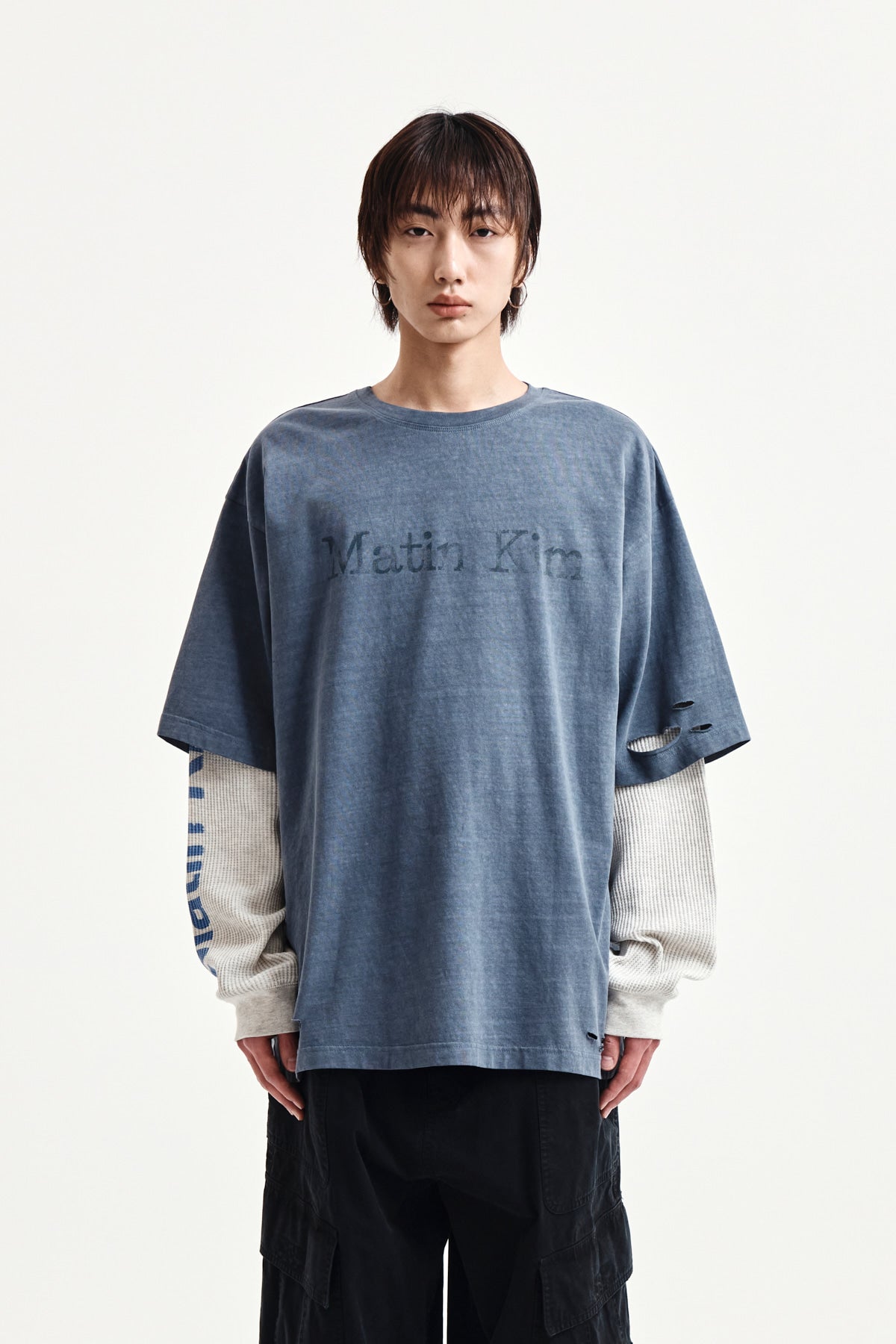 matinkim DISTRESSED LOGO TOP IN SMOKE BLUE