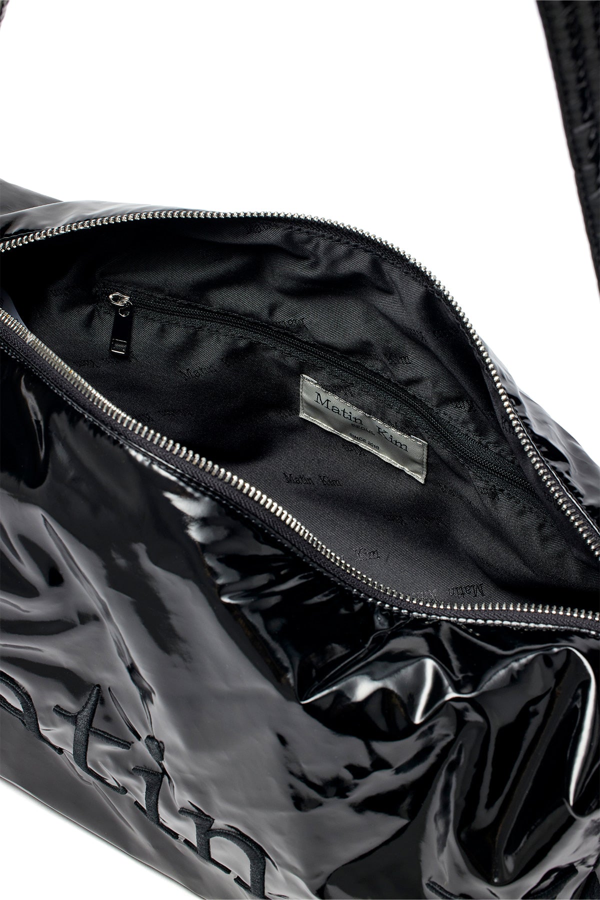 matinkim GLOSSY LOGO STITCH CROSS BAG IN BLACK