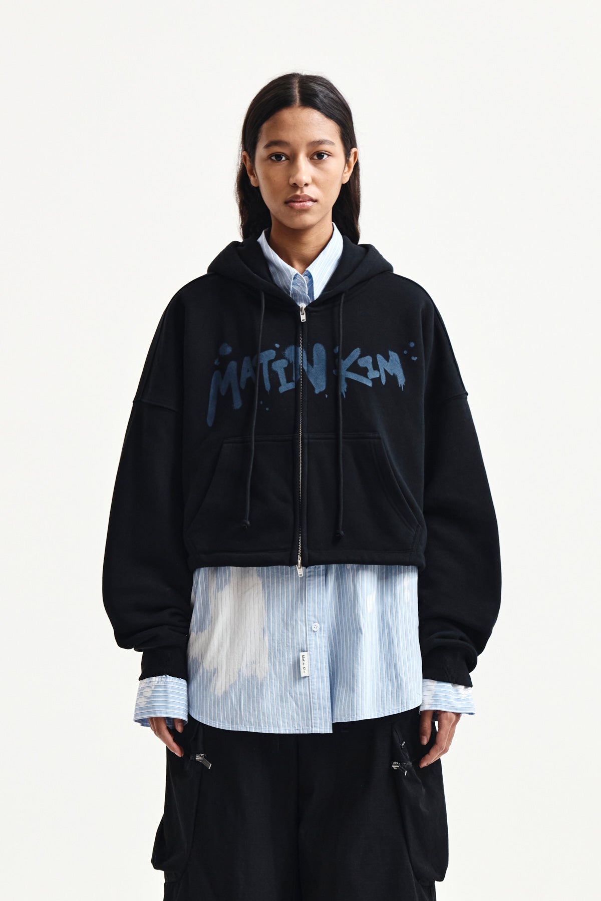 matinkim GRAFFITI LOGO CROP HOODY ZIP UP IN BLACK